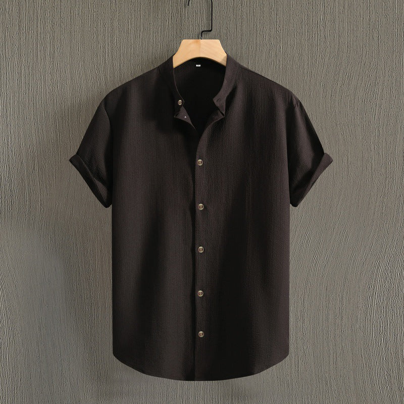 Dettaglio camicia uomo estiva a manica corta, colletto rigido, vestibilità rilassata. Tinta unita per look chic.