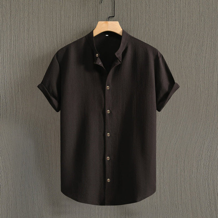 Dettaglio camicia uomo estiva a manica corta, colletto rigido, vestibilità rilassata. Tinta unita per look chic.