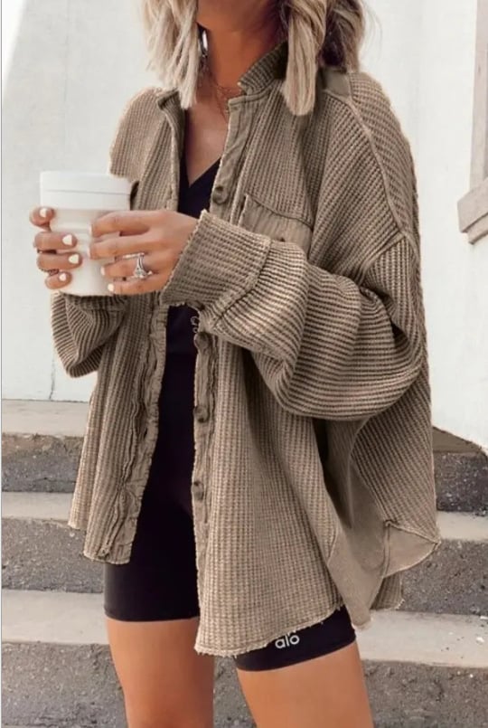 Giacca donna autunnale con colletto a revers, tasche e orlo irregolare, stile unico.