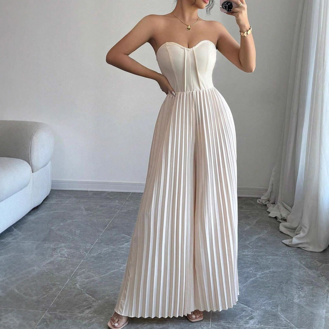 Tuta donna elegante senza spalline con vita aderente e gamba larga, bianco latte. Ideale per outfit serali estivi.