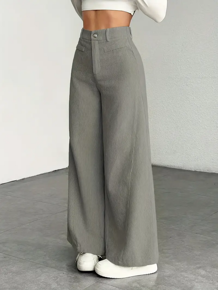 Pantaloni donna grigi a vita alta, gamba larga. Un capo elegante e versatile, perfetto per l'ufficio o il tempo libero.