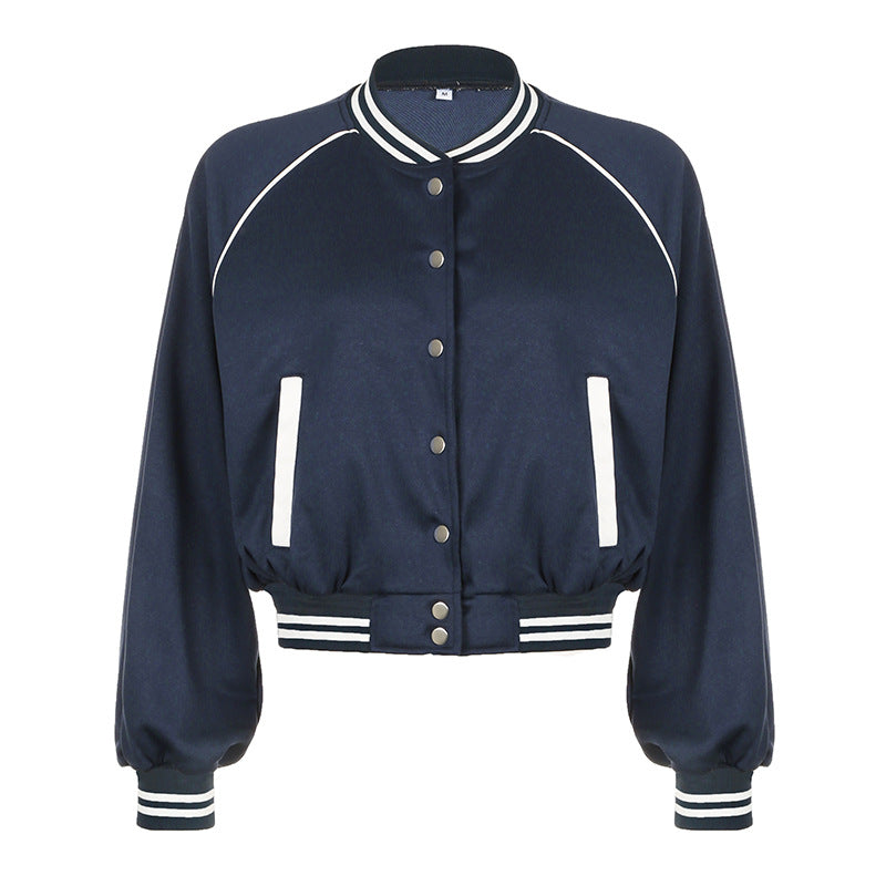 Modella indossa giacca donna baseball patchwork. Stile varsity autunno inverno, casual e confortevole.