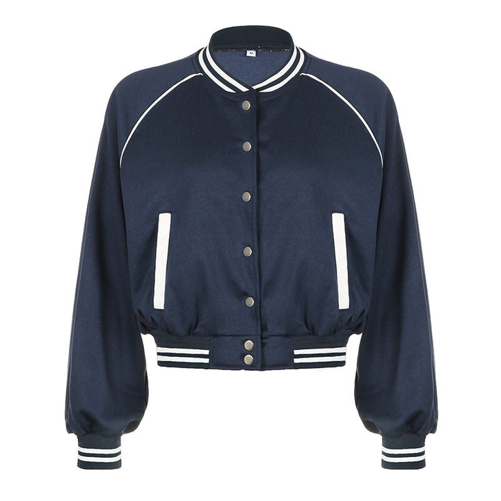 Modella indossa giacca donna baseball patchwork. Stile varsity autunno inverno, casual e confortevole.