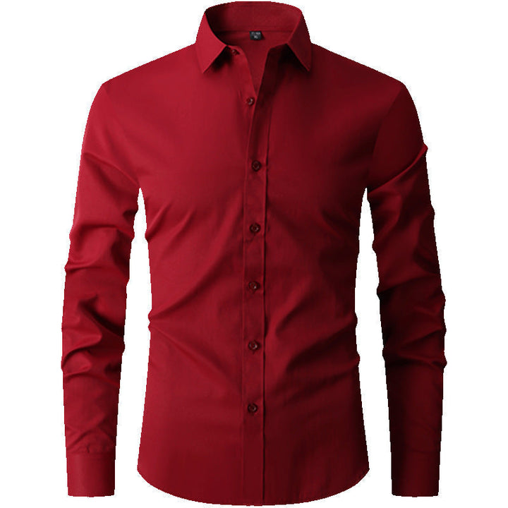 Uomo con camicia slim fit, manica lunga, abbinata per un outfit elegante e confortevole primavera/autunno.