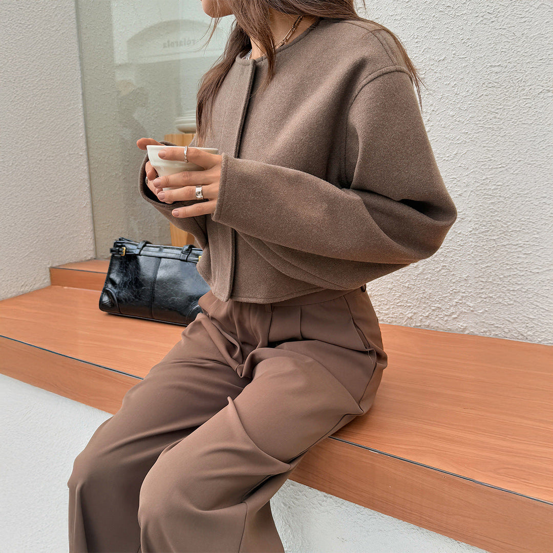Giacca corta cammello elegante da donna, con maniche lunghe, un giacchetto trendy per primavera e autunno.