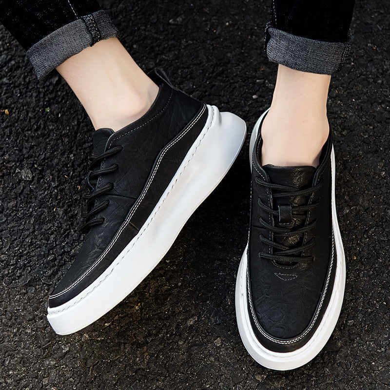 Scarpe sportive uomo bianche e nere con lacci, stile urbano, suola rialzata per comfort quotidiano.