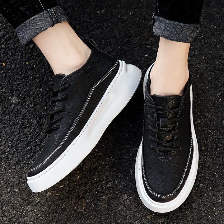 Scarpe sportive uomo bianche e nere con lacci, stile urbano, suola rialzata per comfort quotidiano.
