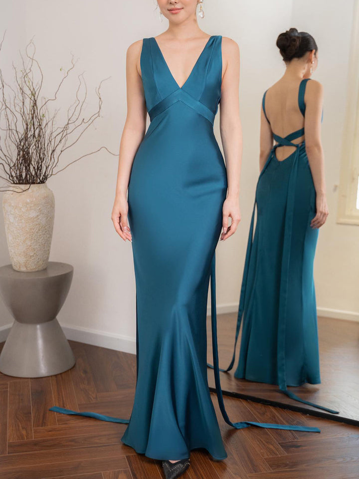 Abito formale lungo donna con spalline scoperte, colore blu lago, elegante e moderno per matrimoni estivi.