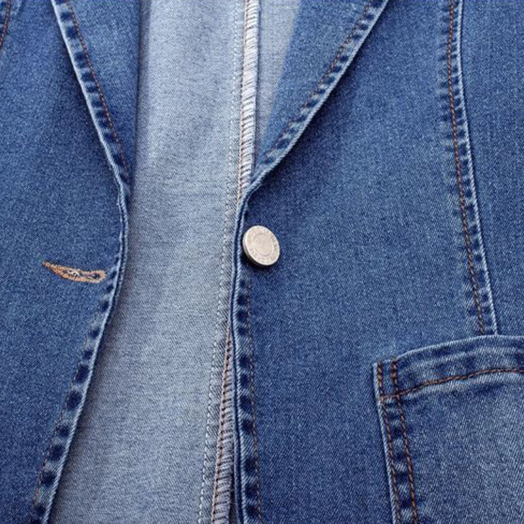 Giacca blazer da donna in denim blu. Ideale per un look casual-chic primaverile e outfit urbani versatili.
