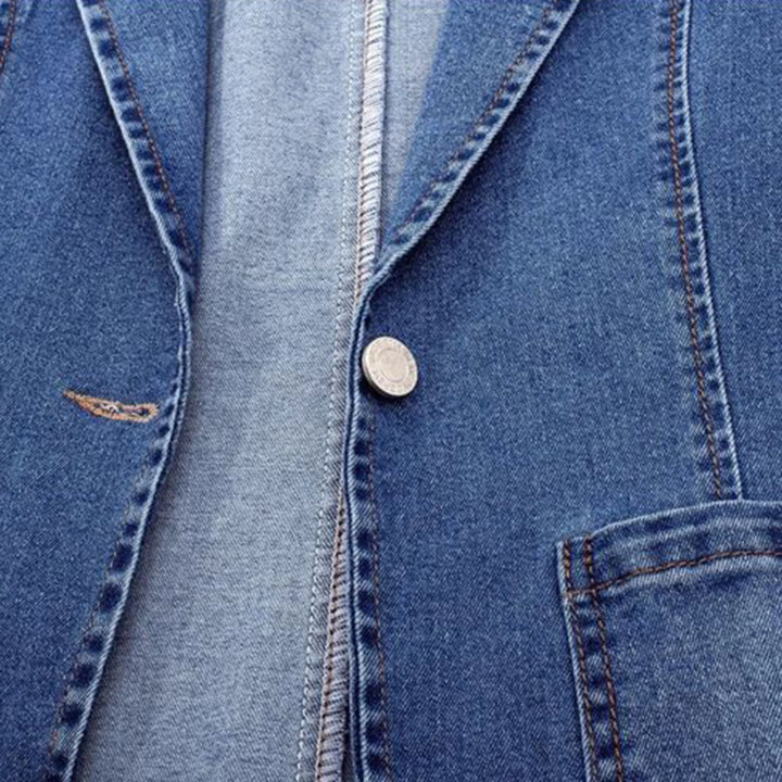 Giacca blazer da donna in denim blu. Ideale per un look casual-chic primaverile e outfit urbani versatili.