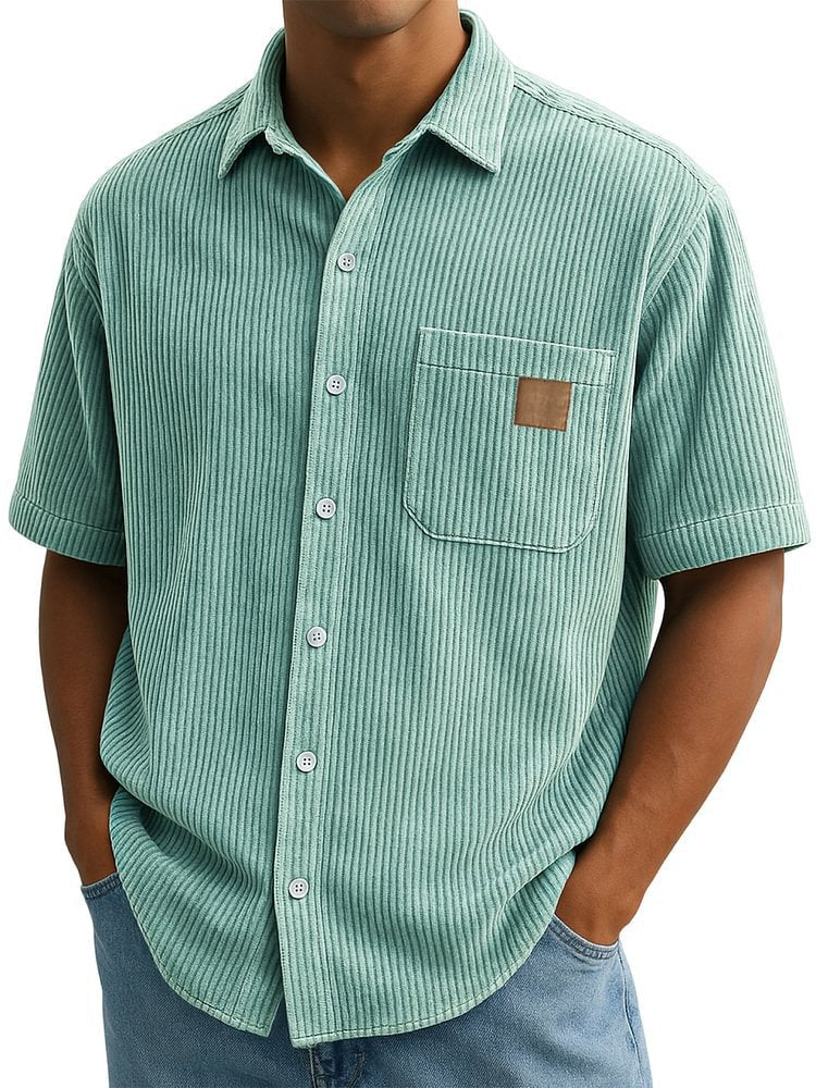 Camicia uomo moderna a maniche corte con taschino effetto velluto. Look casual, abbigliamento estivo.