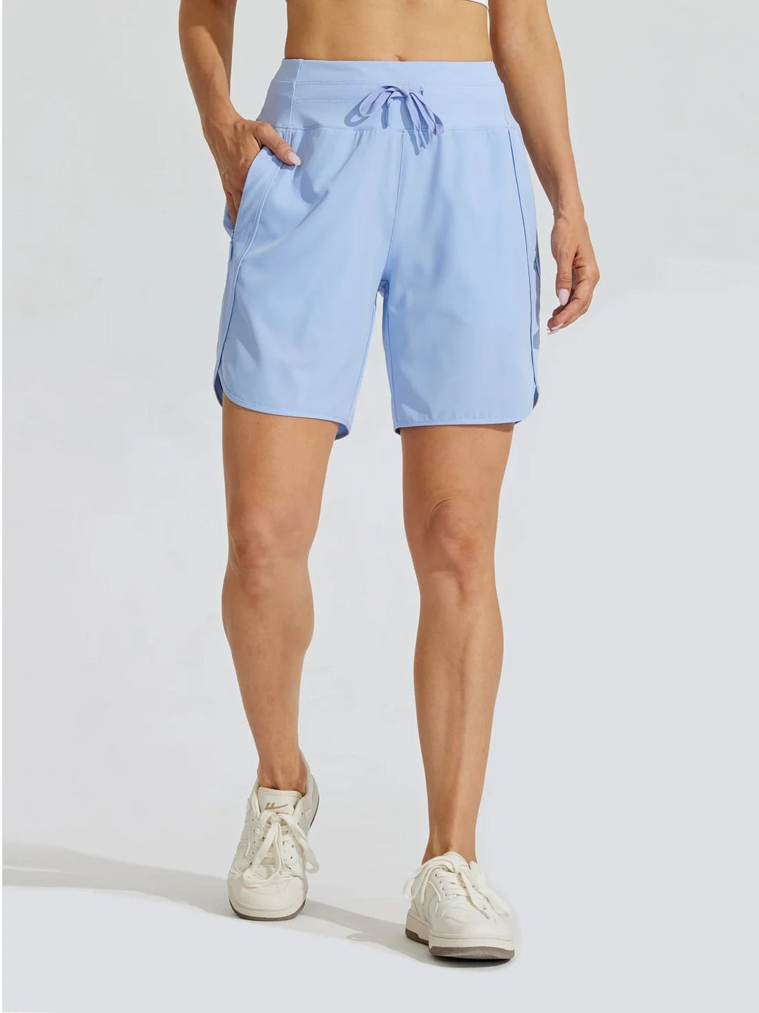 Vista posteriore shorts donna vita alta neri, design comodo e vestibilità perfetta per lo sport e la spiaggia.