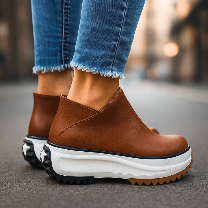 Scarpe platform donna con zip laterale, suola carrarmata, stile casual-chic, disponibili in nero e marrone.