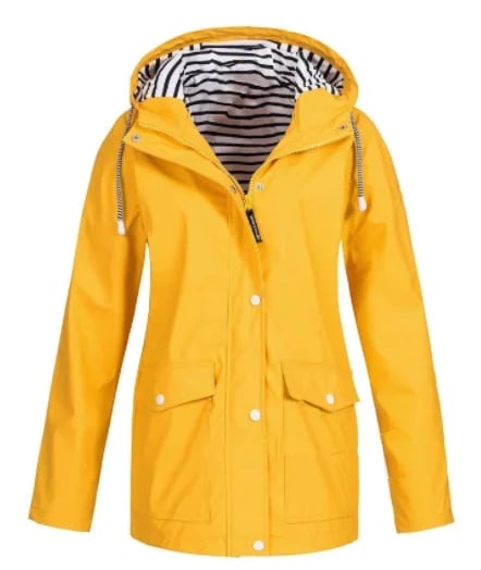 Giacca antipioggia donna con cappuccio e tasche frontali, ideale per un look casual e protetto.