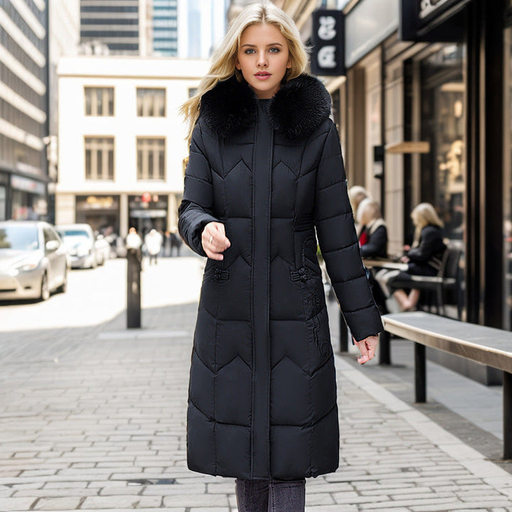 Elegante cappotto invernale lungo da donna con soffice colletto in pelliccia, ideale per moda e calore.