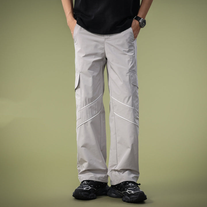 Pantaloni cargo uomo a gamba dritta, vestibilità larga, multi-tasche, ideali per stile casual e comfort.