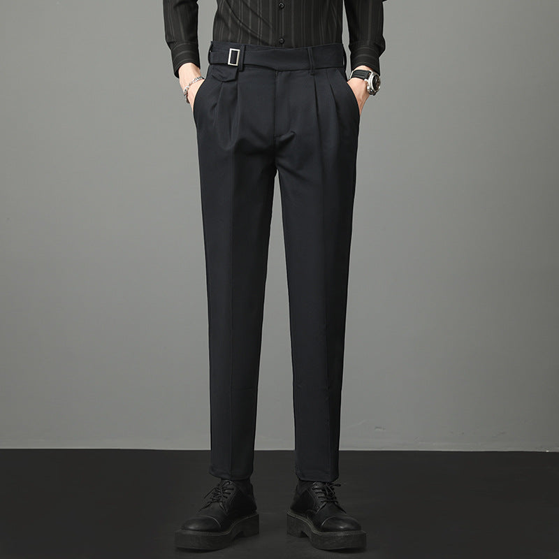 Pantaloni eleganti slim fit blu navy con taglio dritto. Perfetti per un look sofisticato in ogni stagione. Moda uomo.