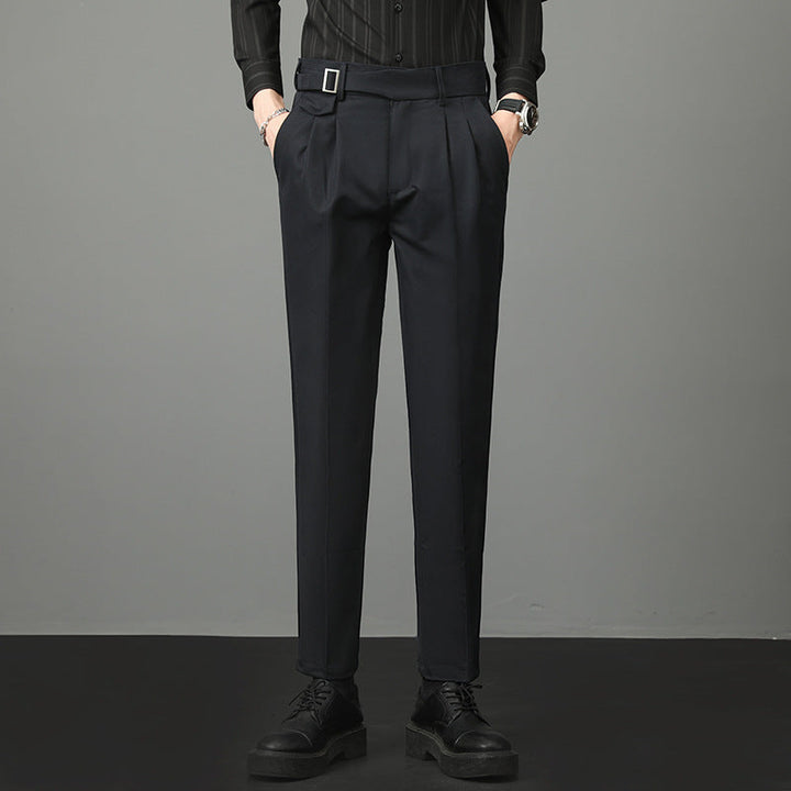Pantaloni eleganti slim fit blu navy con taglio dritto. Perfetti per un look sofisticato in ogni stagione. Moda uomo.