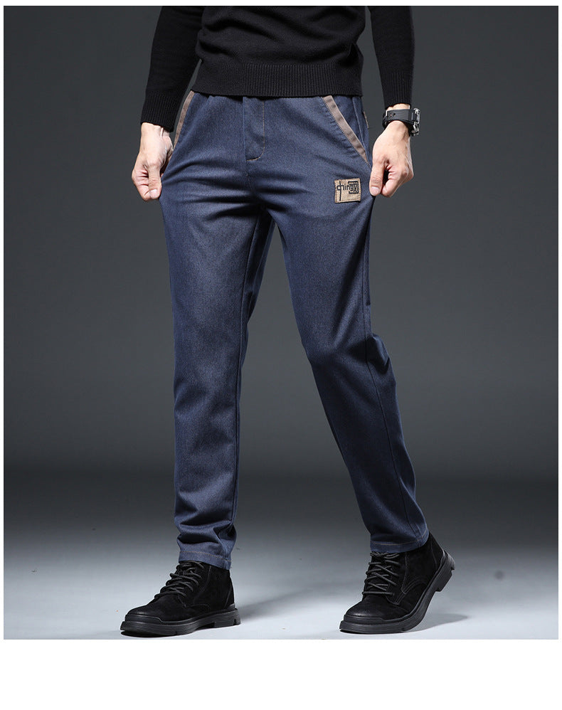 Eleganti pantaloni uomo slim fit in denim elasticizzato, vita alta con ricamo discreto, ideali per outfit primaverili.