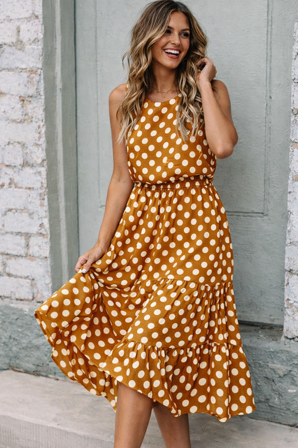 Vestito donna a pois bianchi e neri, design rétro chic, ideale per moda estiva e vintage.