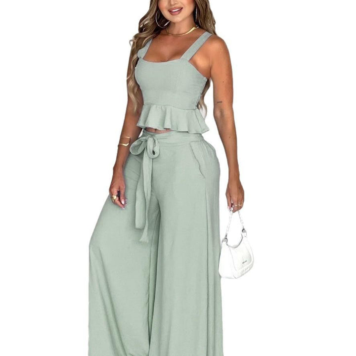 Set moda donna con top bustier e pantaloni ampi plissettati. Perfetto per outfit elegante e chic estivo.