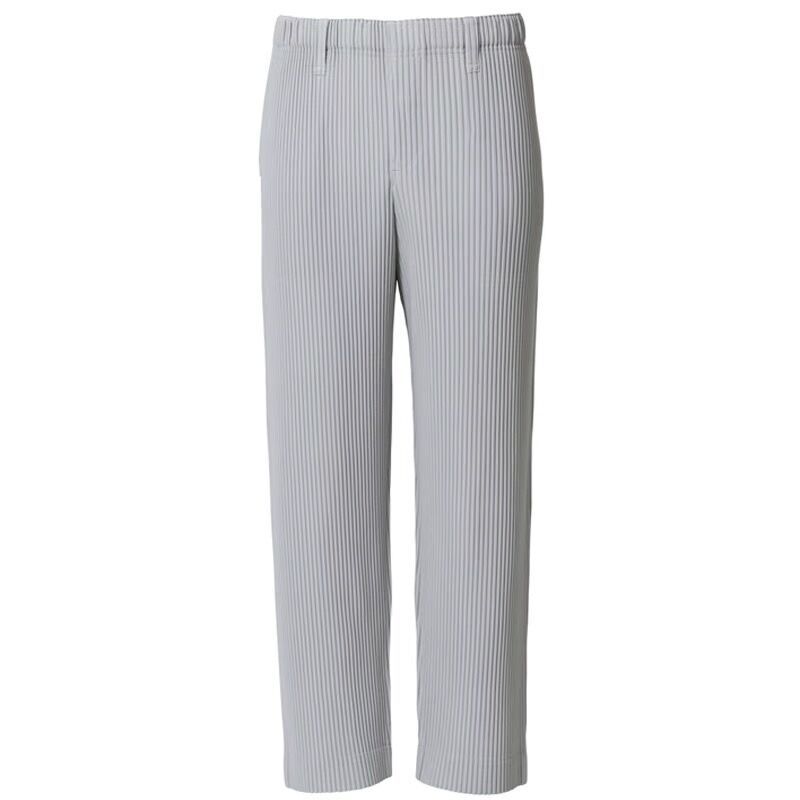 Uomo indossa pantaloni casual dritti a gamba larga, un look streetwear versatile che unisce moda e comfort.