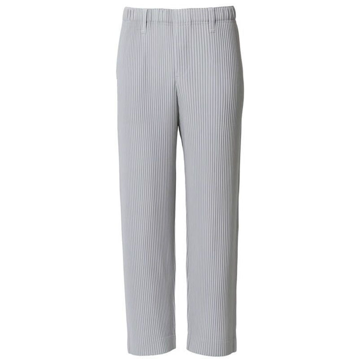 Uomo indossa pantaloni casual dritti a gamba larga, un look streetwear versatile che unisce moda e comfort.