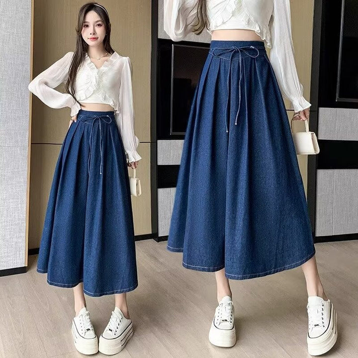 Gonna midi donna blu scuro, a vita alta e finemente pieghettata. Classico stile A-line, perfetto per l'ufficio.