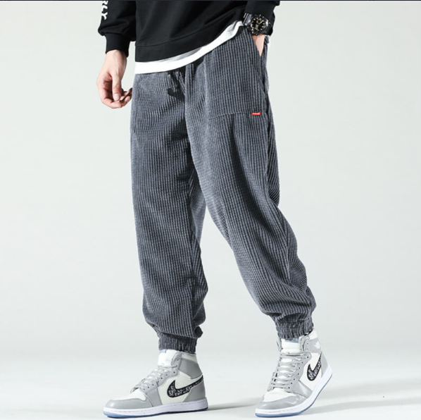Streetwear uomo: pantaloni slim fit a coste, gamba dritta, tessuto antipiega per massimo comfort.