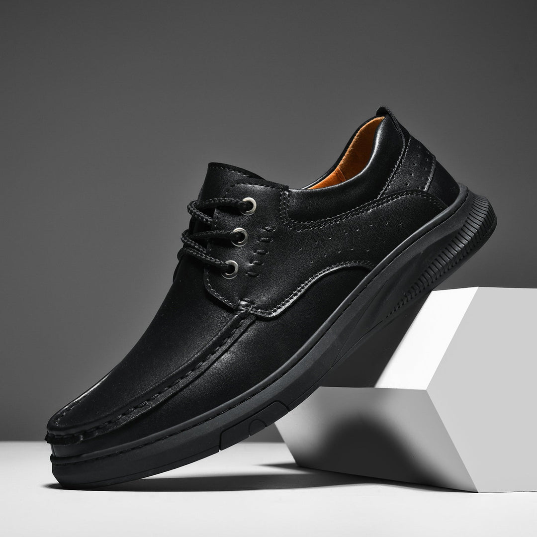 Dettaglio mocassini uomo slip-on traspiranti, con suola antiscivolo e design casual chic.
