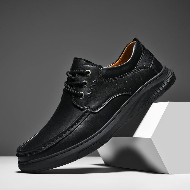 Dettaglio mocassini uomo slip-on traspiranti, con suola antiscivolo e design casual chic.