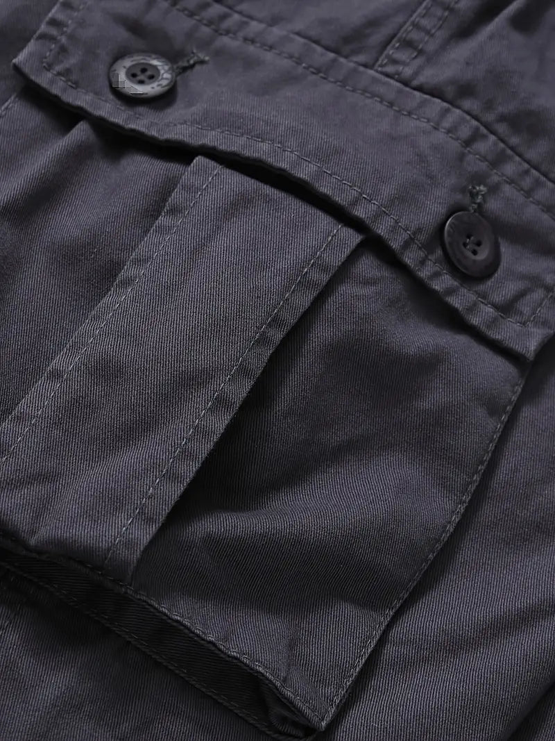 Pantaloni cargo uomo, vista posteriore. Tasche cargo applicate per funzionalità e stile casual.