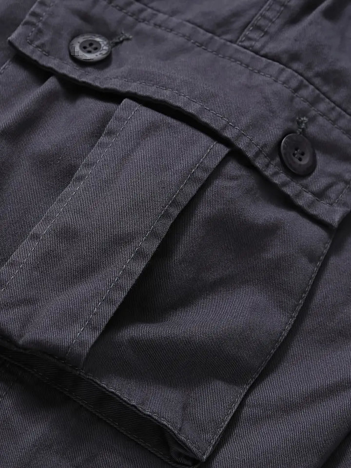 Pantaloni cargo uomo, vista posteriore. Tasche cargo applicate per funzionalità e stile casual.