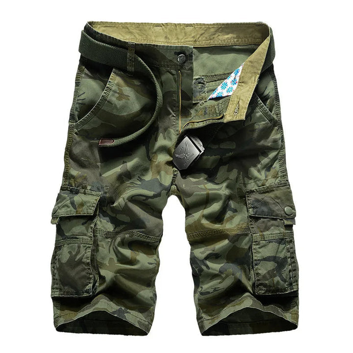 Pantaloncini cargo da uomo verdi mimetici con tasche, perfetti per look casual estivi e avventure.