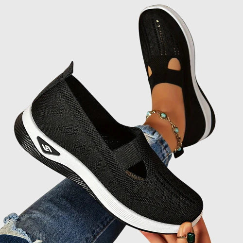Profilo laterale di sneakers slip on donna bianche, traspiranti, con vistosa suola spessa per supporto.