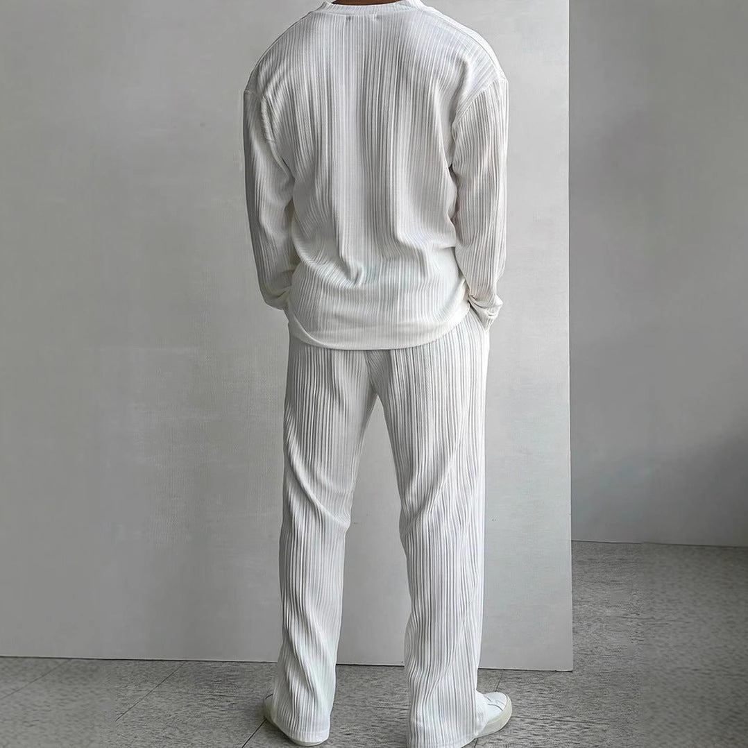 Dettaglio completo uomo casual elegante nero. Camicia e pantaloni tinta unita, abbigliamento di qualità e comfort.