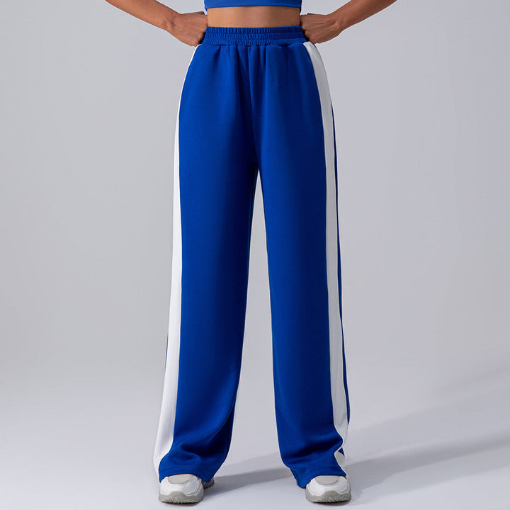Modella indossa pantaloni donna grigi a vita alta, gamba dritta, per un look versatile e moderno.