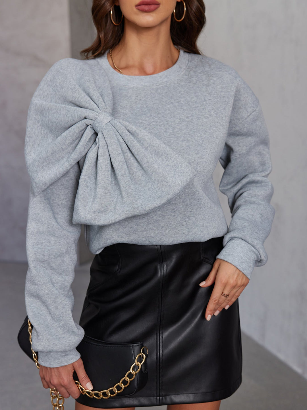 Maglione donna con fiocco frontale, elegante e morbido. Pullover girocollo a maniche lunghe, ideale per la moda autunno-inverno.