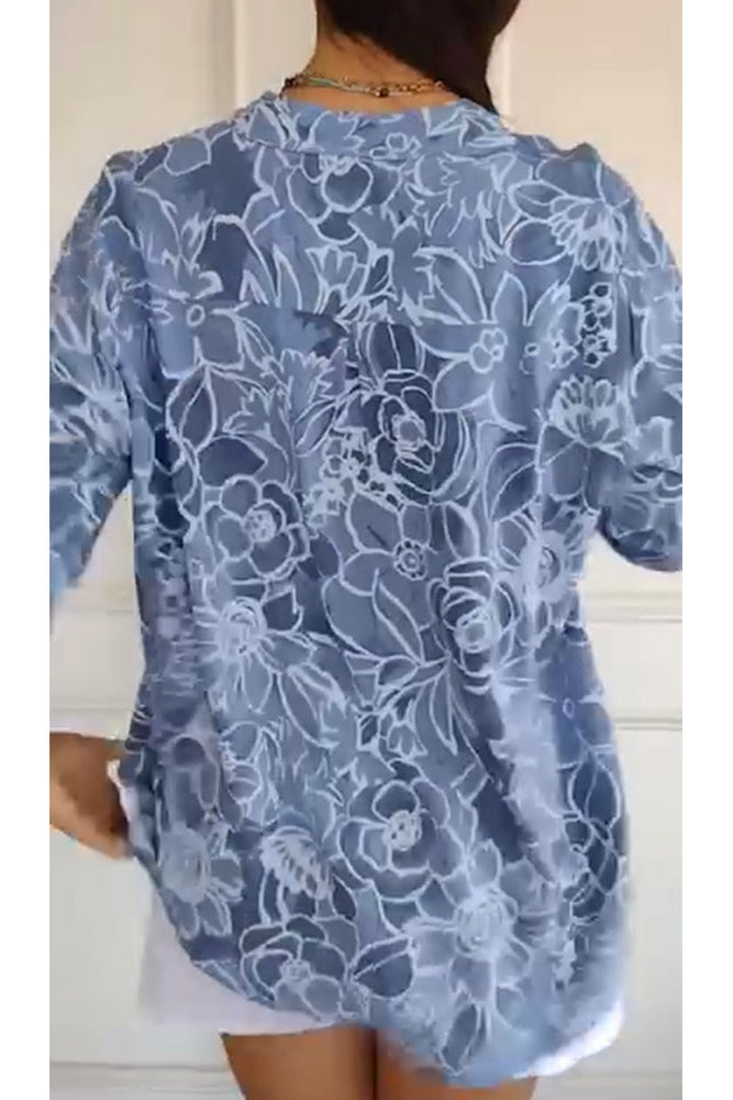 Camicia estiva donna floreale con motivo traforato e colletto aperto, comoda per vacanze.