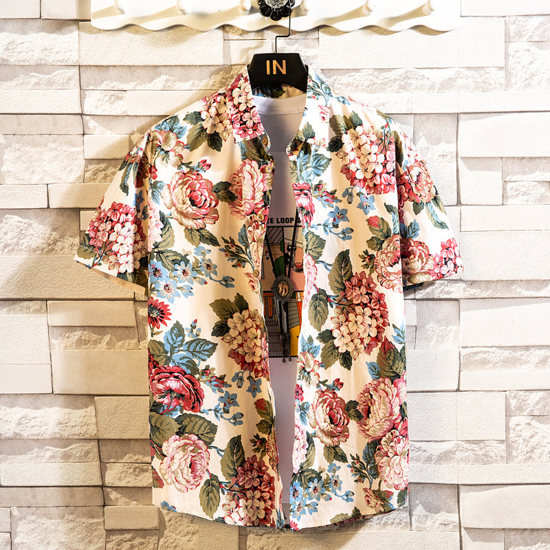 Abbigliamento estivo uomo: camicia a maniche corte con fantasia floreale, vestibilità slim e stile casual.