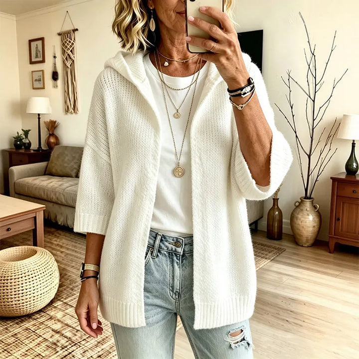Maglione cardigan donna ampio con cappuccio e maniche 3/4. Elegante e comodo per la mezza stagione e il tempo libero.