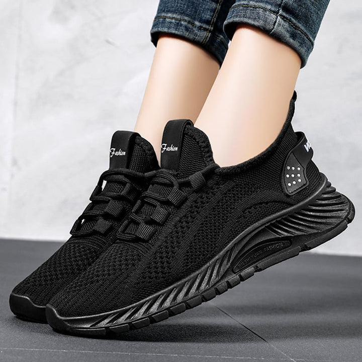 Sneakers donna comode con lacci robusti, suola ammortizzata. Perfette per la corsa quotidiana e outfit casual.