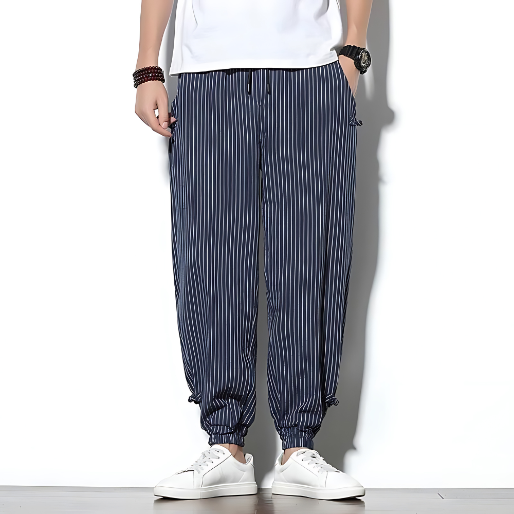 Pantaloni chino uomo a gamba dritta. Dettaglio del tessuto e della vita coulisse per massimo comfort.