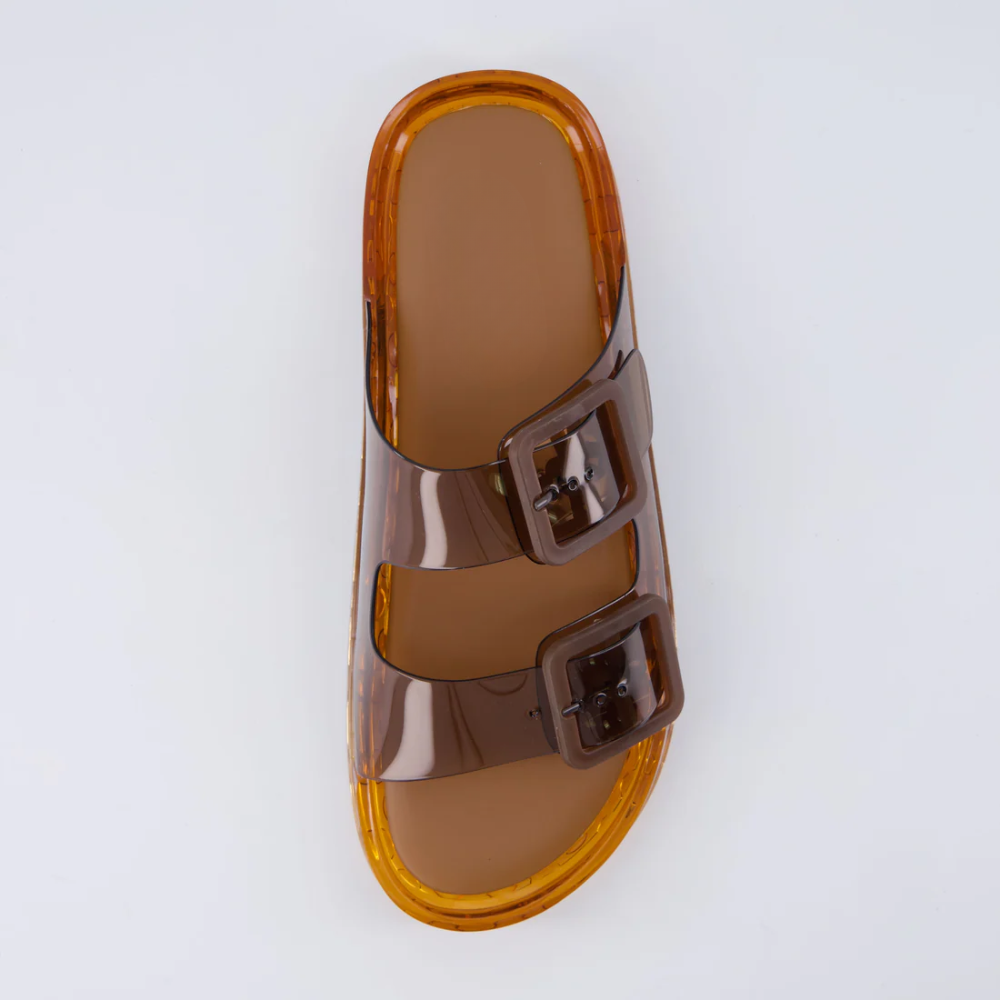 Sandali donna Jelly ai piedi, ideali per un look estivo casual-chic. Calzature eleganti e leggere per comfort.