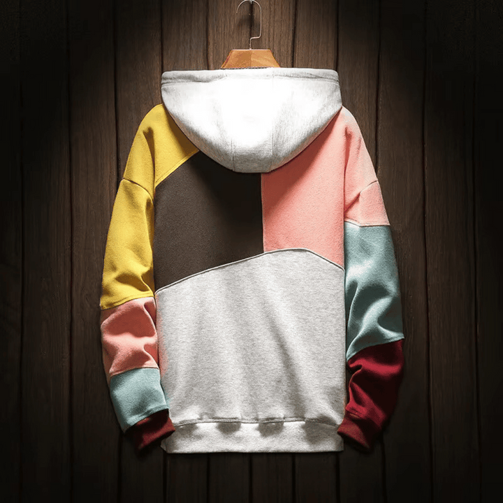 Dettaglio cappuccio e coulisse di felpa uomo moderna, comfort e stile casual per le fresche giornate autunnali.