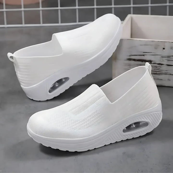Sneakers sportive donna slip-on traspiranti, design moderno per comfort quotidiano e supporto ortopedico.