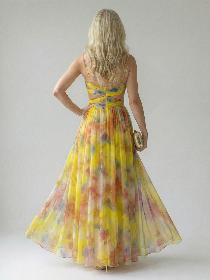 Vestito maxi fluido e incrociato, leggero, per un outfit da vacanza chic e disinvolto.