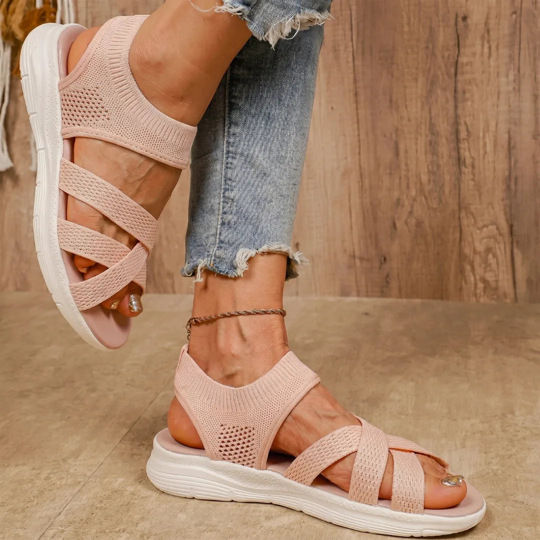 Sandali ortopedici donna, offrono massimo supporto e comfort per lunghe passeggiate estive.