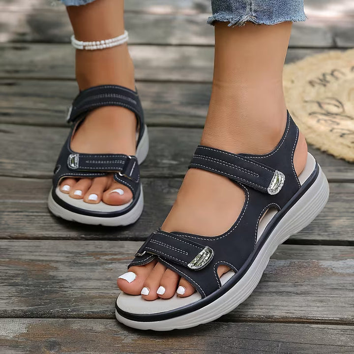 Versatili sandali da donna con plateau, ideali per outfit estivi, combinano comfort e stile.