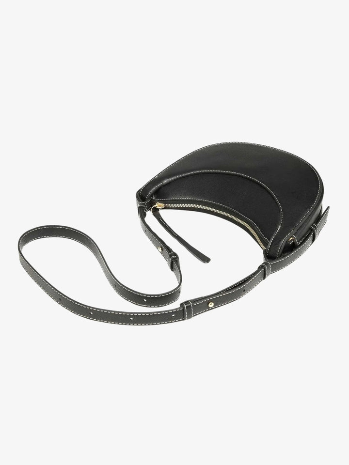 Borsa a tracolla curva donna, con nappina trendy, ideale per outfit quotidiani e serali.